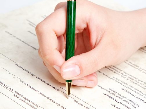 Underskriver kontrakt angående installation af ladeløsning